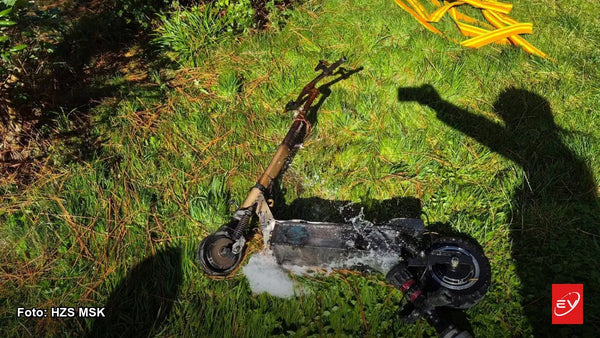 Od hořící elektrokoloběžky chytil byt v Orlové. Z domu odešlo 15 lidí