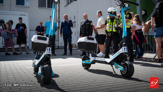 Dvě služební elektrokoloběžky VIPER R při předání strážníkům Městské policie Ostrava. Den městských obvodů s IZS, 5. 9. 2026. Foto: Městská policie Ostrava