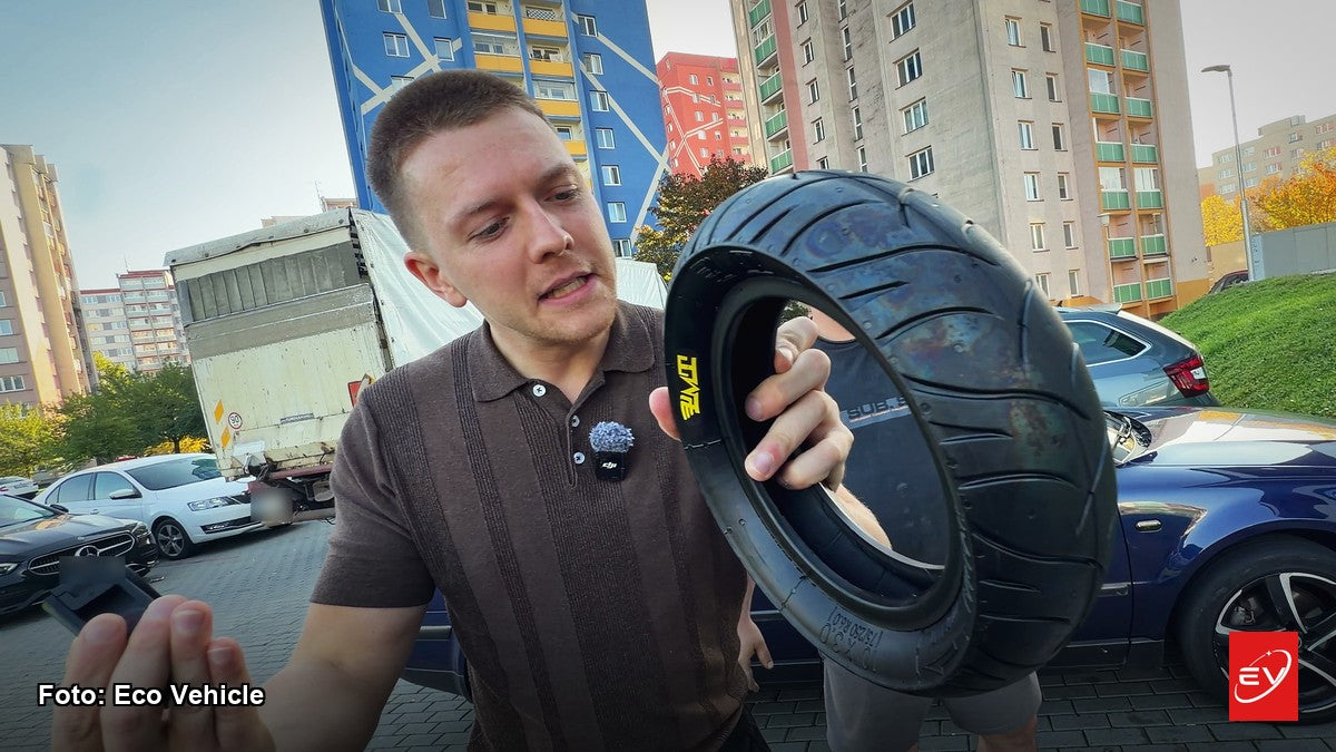 Zakladatel Eco Vehicle Libor Strnad s pneumatikou PMT E-Fire 10x3 z dnešní zásilky v Ostravě. Foto: Eco Vehicle