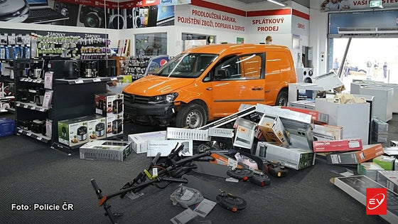 Kradená dodávka Volkswagen Caddy uvnitř prodejny elektra v Plzni, na zemi rozházené elektrokoloběžky a zboží. Foto: Policie ČR