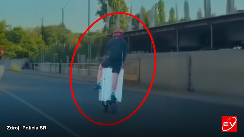 Foto: Polícia SR — muž veze lednici na elektrické koloběžce po Bajkalské ulici v Bratislavě. Jezdec je v záběru zvýrazněný.
