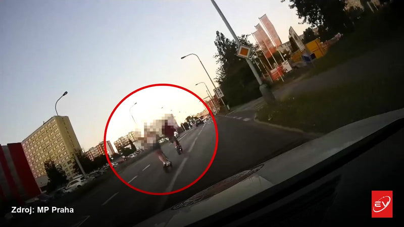 Foto: Městská policie Praha — snímek z kamery hlídkového vozu, 7. 8. 2026, Praha 12. Obličeje jsou rozostřené v originále.