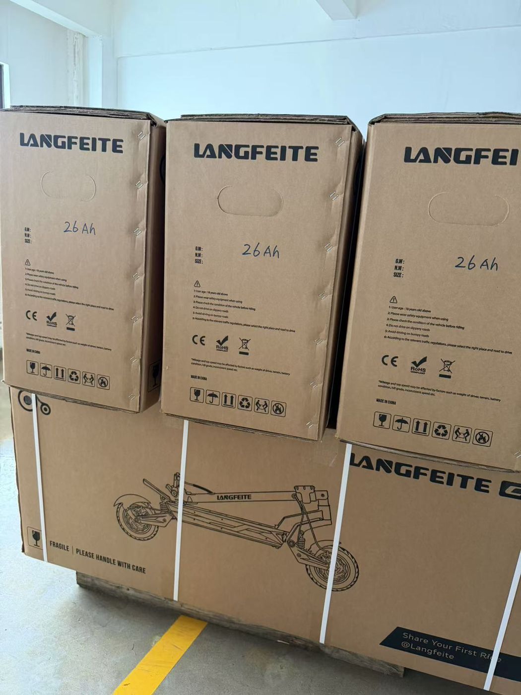 Krabice elektrokoloběžek Langfeite připravené k expedici