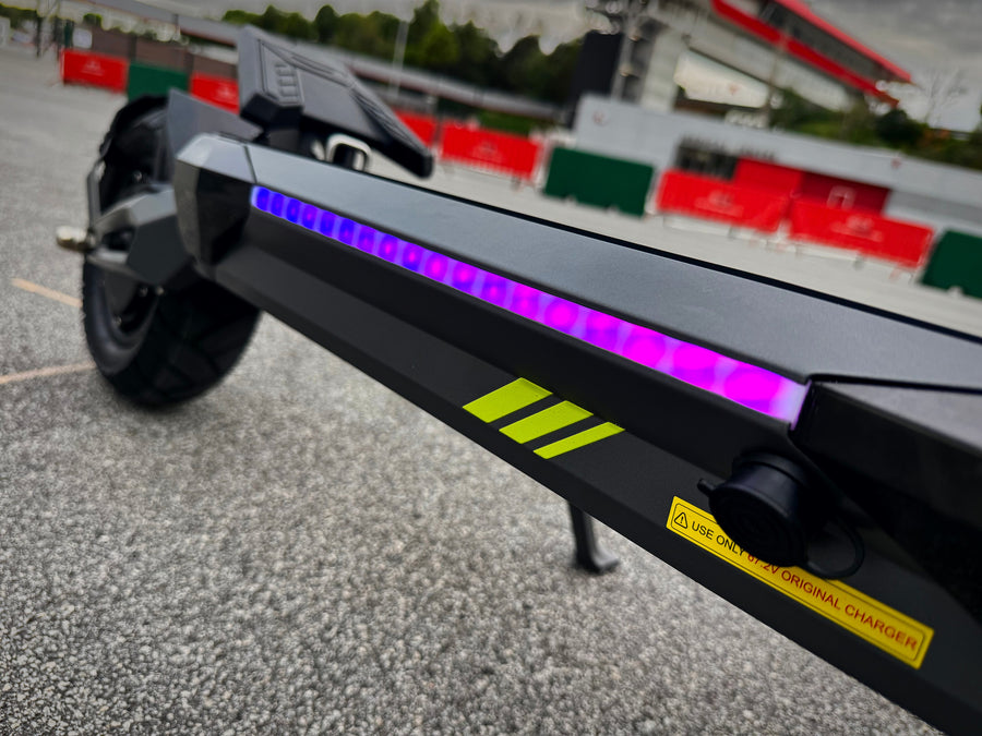 Langfeite Roadster GT, barevný LED pásek na boku desky
