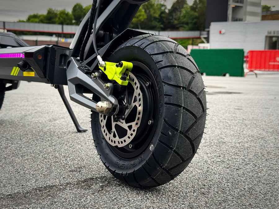 Langfeite Roadster GT, přední 11palcové bezdušové kolo a hydraulický třmen