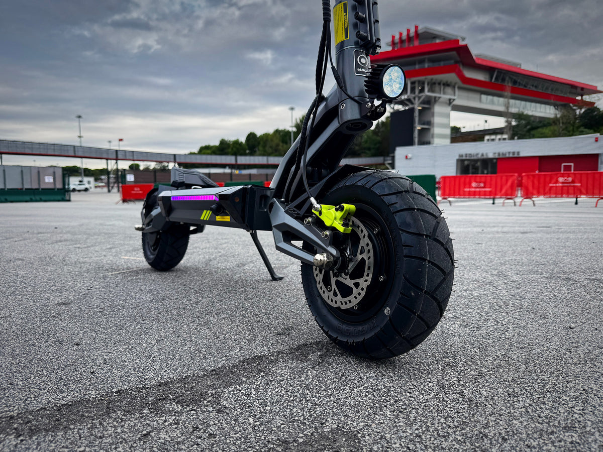 Langfeite Roadster GT, přední kolo s motorem, hydraulickou brzdou a světlometem