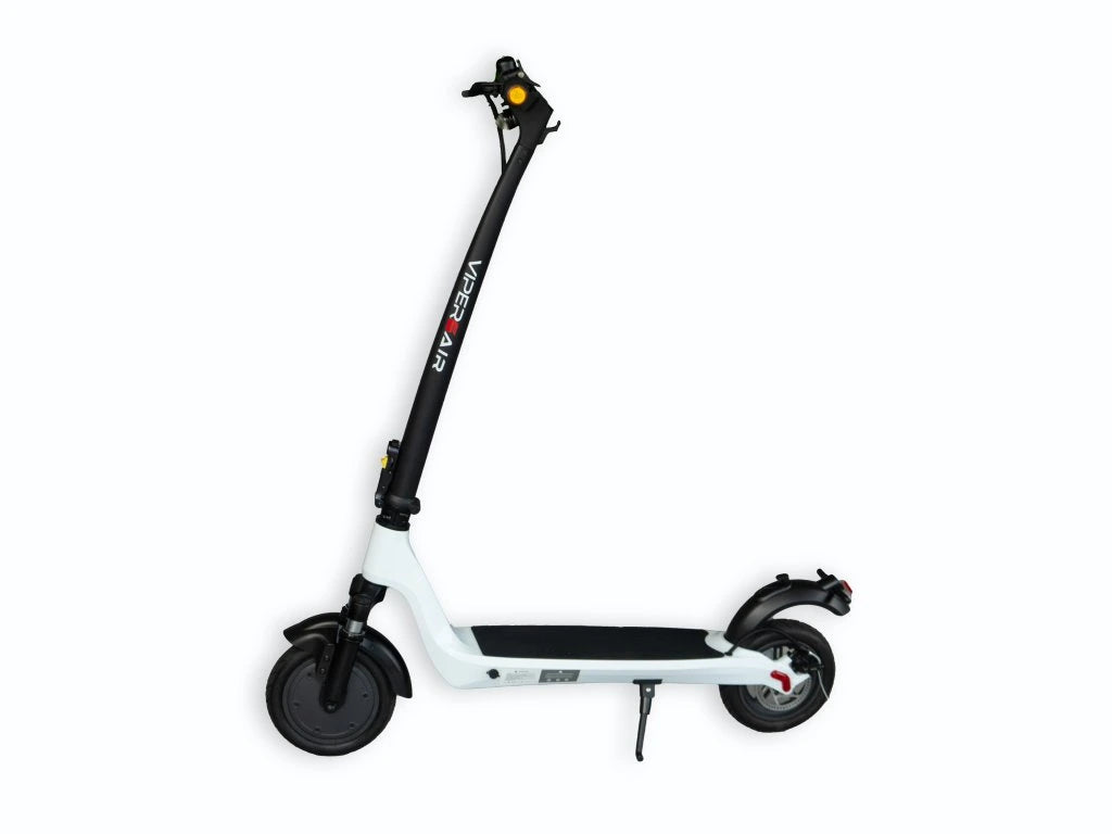 Elektrokoloběžka Viper Air na bílém pozadí